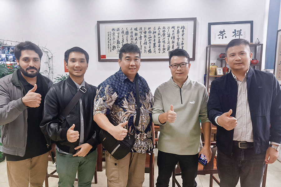 ถ่ายรูปหมู่กับแขก